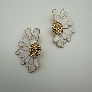 Half daisy flower stud earrings
